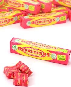 1748649600_11 stk Swizzels Refreshers Chew Blocks med Jordbærsmak 43 gram